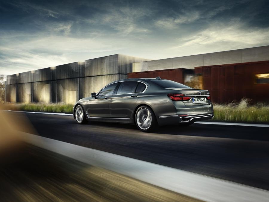  BMW 750Li xDrive Design Pure Excellence 2015 года  (фото 5 из 5)